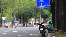 Nhiều người vẫn ra đường mưu sinh dù TP áp dụng giãn cách xã hội theo Chỉ thị 16