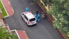 Gia đình bệnh nhân F0 được đưa đến bệnh viện dã chiến để cách ly, điều trị Covid-19. 