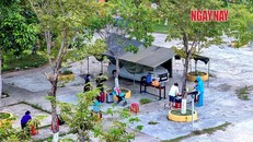 Nhân viên y tế đang lấy thông tin người cách ly tại một trung tâm cách ly tập trung tại TP.Tam Kỳ, tỉnh Quảng Nam.