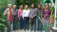 Gia đình, bạn viết viếng mộ Sơn Nam.