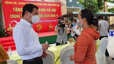 Bí thư Nguyễn Hồng Lĩnh hỏi thăm cuộc sống của bà con địa phương trong thời gian vừa qua.