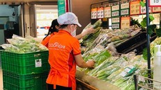 Hàng hóa ở siêu thị dồi dào.