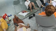 Nhiều người nghi nhiễm Covid-19 bị giữ lại trong phòng khám.