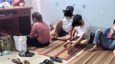 Phòng khám lưu giữ người xét nghiệm nhanh dương tính trong một phòng. 