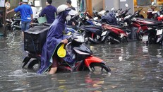 TP.HCM: Mưa kết hợp triều cường, nhiều tuyến đường trung tâm ngập sâu