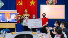 J&T Express tặng thiết bị dạy và học cho thầy trò vùng cao Quảng Ngãi