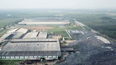 Núi rác ở nhà máy Vietstar