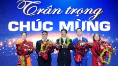 Ban lãnh đạo mới Novaland nhận hoa từ ông Bùi Thành Nhơn. 