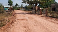 Nhà nước đang làm đường nhựa vào làng người Chơ-ro.