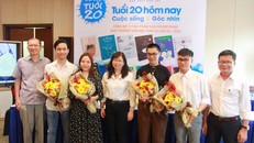 Bà Thu Hà, Giám đốc NXB Trẻ tặng hoa cho các tác giả vào chung khảo.