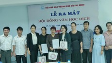 Lãnh đạo Sở Văn hóa Thể thao, Liên hiệp các Hội VHNT và Hội Nhà văn TP.HCM chúc mừng các dịch giả tham gia Hội đồng Văn học dịch.