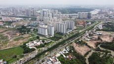 Thị trường bất động sản TP.HCM vắng bóng nhà ở xã hội từ 3 năm qua, còn chung cư cao cấp lại mọc lên như nấm.