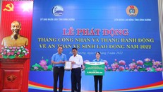 Nutifood cùng Quỹ Phát triển Tài năng Việt trao quà cho công nhân khó khăn