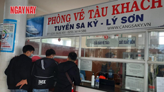 Hành khách mua vé tàu đi Lý Sơn từ cảng Sa Kỳ. Ảnh: Lê Xuân Thọ