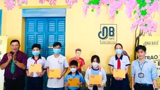 Quỹ Phát triển tài năng Việt của Ông Bầu trao học bổng cho học sinh giỏi vượt khó tại TP.HCM