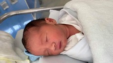 Lần đầu tiên một phụ nữ đã cắt cổ tử cung vẫn sinh được con