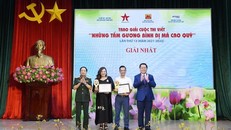 Đồng chí Nguyễn Trọng Nghĩa, Bí thư Trung ương Đảng, Trưởng ban Tuyên giáo Trung ương và Trung tướng Trịnh Văn Quyết, Ủy viên Trung ương Đảng, Ủy viên Quân ủy Trung ương, Phó chủ nhiệm Tổng cục Chính trị trao giải nhất cho tác giả Vũ Thu Hằng và Lê Hữu Trưởng đồng giải Nhất cuộc thi.