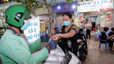 Doanh thu trăm triệu, doanh số trăm đơn – thành quả của 2 nhân viên bỏ văn phòng về mở quán ăn 