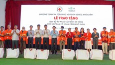 NovaGroup và Hội Chữ thập đỏ trao 1.000 bộ áo phao cứu sinh đa năng cho ngư dân nghèo
