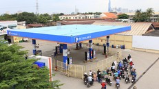 Đổ xăng ở Sài Gòn: Đỡ nghẽn nhưng chưa thông