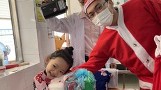 Giáng Sinh đong đầy yêu thương tại Bệnh viện Nhi Đồng 1