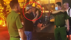 Hành động "khó hiểu" của Tổng Giám đốc Bệnh viện FV trước mặt các chiến sĩ Công an. (Ảnh cắt từ clip trên mạng xã hội)