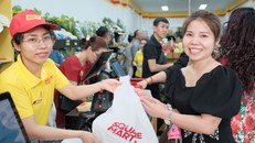 Khách hàng mua sắm tại Square Mart.