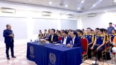 Sinh viên trường Đại học Gia Định tự tin trao đổi tiếng Anh và tiếng Hàn với giáo sư nước ngoài