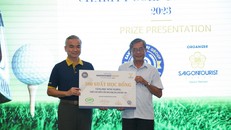 Ông Võ Anh Tài – Phó Tổng Giám đốc Saigontourist Group (trái) trao bảng tượng trưng 500 suất học bổng cho ông Nguyễn Văn Rảnh - Phó Chủ tịch Hội bảo trợ bệnh nhân nghèo TPHCM - Ảnh: BTC