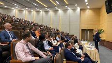 Ông Marcel - Thành viên Hội đồng Quản trị VAS phát biểu trong một buổi huấn luyện giáo viên Cambridge của VAS