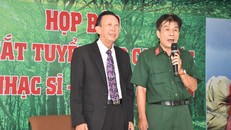 Nhạc sĩ Thế Hiển và cựu lính chiến chiến trường K – nhà thơ Lê Minh Quốc làm người dẫn chương trình tại buổi ra mắt tuyển tập ca khúc “Hát về anh – Nhánh lan rừng”.