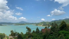 Từ hồ Đa Mi có thể dễ dàng quan sát những những cánh rừng tan hoang do khai thác kinh tế.