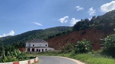 Một căn nhà khang trang xây dựng bằng cách khoét núi để lấy mặt bằng tại xã Đa Mi.