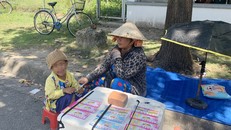 Công nhân trong vòng xoáy suy thoái - Bài 3: Đi bán vé số, dẫn cả nhà trốn nợ