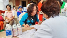 Người cap tuổi được tư vấn sức khỏe và dinh dưỡng. 