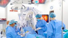 Hai kỹ thuật mổ tai phức tạp tại Hội nghị quốc tế