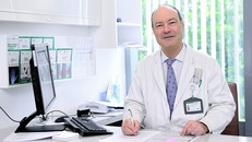 “Phù thủy phẫu thuật bàn tay” trở lại Việt Nam tiếp tục mang phép màu 