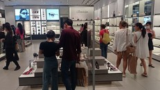 Dòng người mua sắm tại Trung tâm thương mại Vincom Đồng Khởi vào trưa 21/11. 