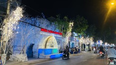Đường phố TP.HCM trang hoàng lung linh đón Lễ Giáng Sinh