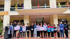 Trao học bổng tại trường cấp 1-2 Tà Hộc, Mai Sơn, Sơn La.