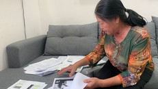 Bà Yến mang giấy tờ đến gõ cửa Ngày Nay nhờ giúp đỡ.