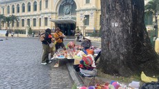 Nhiều sạp hàng rong bày bán trên vỉa hè trước cửa Bưu điện Thành phố.