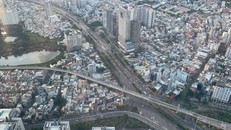 Cơ sở hạ tầng đường bộ tại TP.HCM đang chịu áp lực rất lớn trước tốc độ gia tăng dân số với thống kê có gần 9 triệu người sinh sống và làm việc.