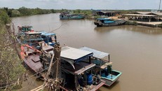 Người dân ở Thị trấn Tiệm Tôm dừng hoạt động ghe tàu từ ngày 12/3/2024.