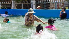 Quỹ Phát triển Tài năng Việt tặng hồ để dạy bơi cho trẻ em nghèo