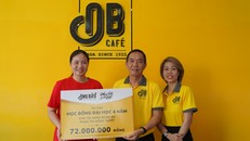 Ông Lê Nguyên Hòa - Giám đốc Quỹ Phát triển Tài năng Việt và bà Vũ My Khuyên – Giám đốc Vận hành chuỗi cà phê Ông Bầu trao học bổng cho VĐV Hồng Tuyết.