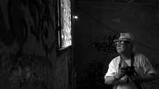 Giản Thanh Sơn trong một góc khuất ở Sài Gòn. Ảnh: Vũ Minh Tuấn