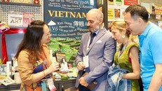 Các vị khách quốc tế nghe giới thiệu về những quyển sách văn học nổi tiếng của Việt Nam tại Hội chợ sách Hong Kong 2024.