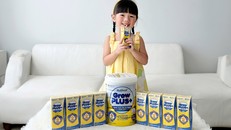 Khách hàng tin tưởng lựa chọn sản phẩm của Nutifood để bổ sung dinh dưỡng cho con.