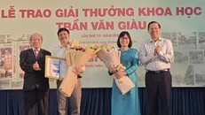 Ông Phan Văn Mãi (bìa phải), Chủ tịch UBND TPHCM và GS.TS Ngô Văn Lệ, Phó chủ tịch thường trực Ủy ban Giải thưởng Trần Văn Giàu trao giải thưởng và tặng hoa chúc mừng hai tác giả đoạt giải